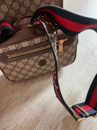 Bolso Gucci bandolera GG