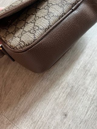 Bolso Gucci bandolera GG