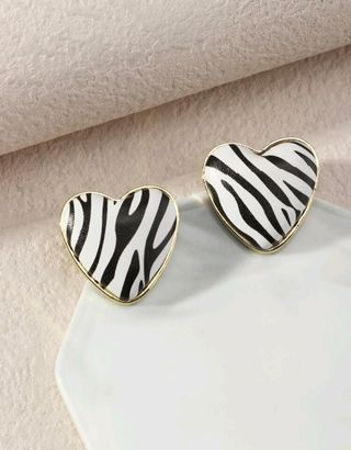 Top cebra crop top blanco y negro con pendientes