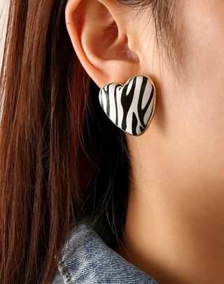 Top cebra crop top blanco y negro con pendientes