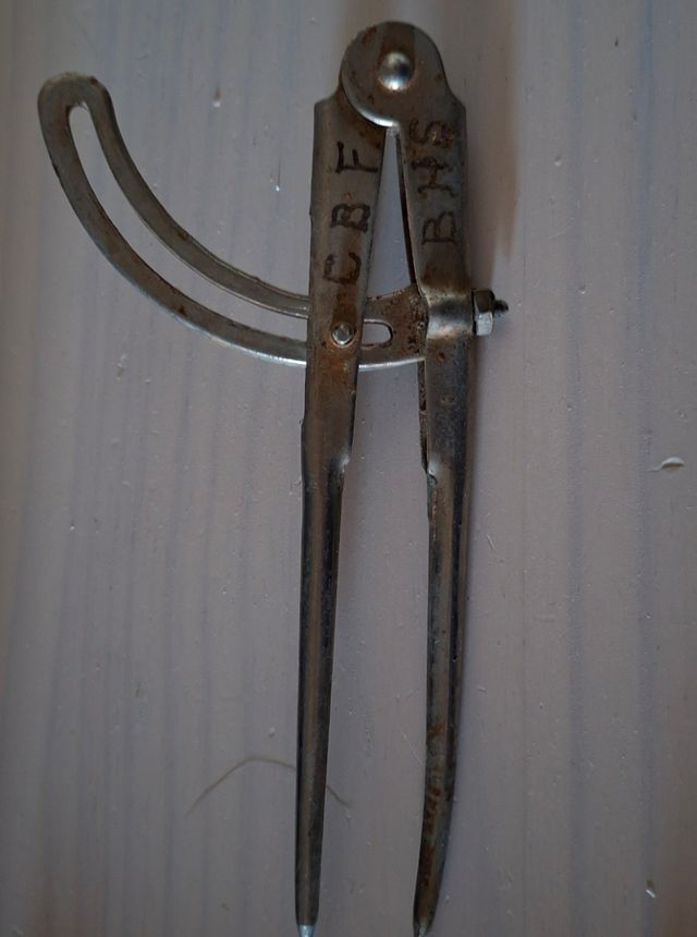 Vecchia bussola da disegno