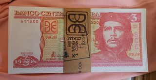 Taco de 100 billetes de 3 CUP (Pesos Cubanos)