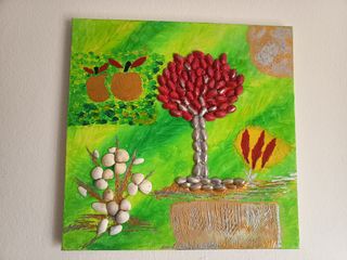 Cuadro pintado a mano con conchas y semillas