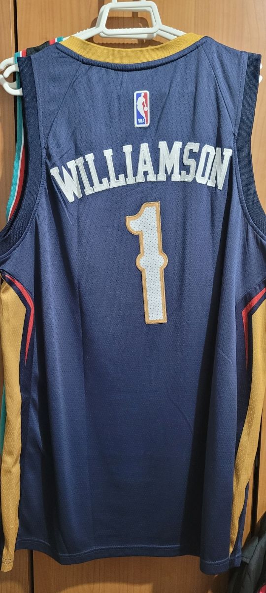Camisetas NBA talla 50 equivalentes a una L.