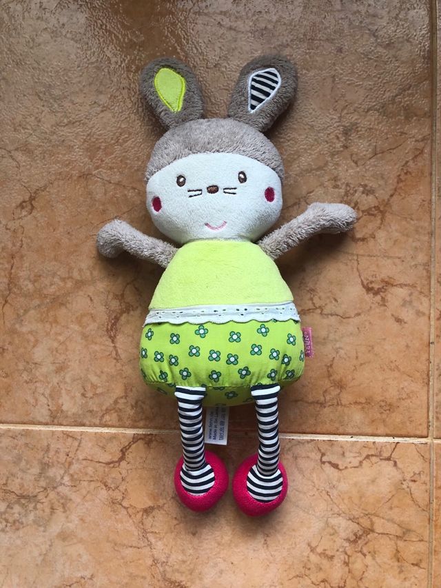 Conejo de peluche con cascabel