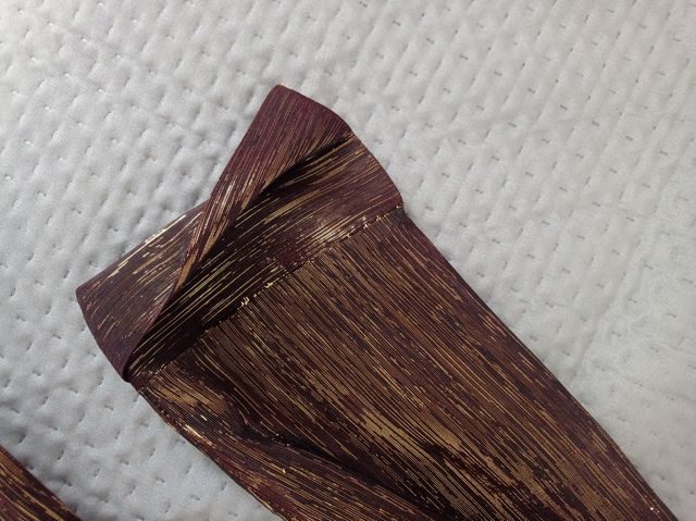 Blusa elegante marrone e oro