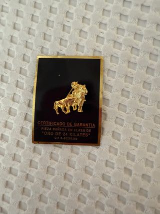 Pin taurino bañado en oro de 24K