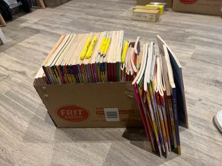 Caja llena de sudokus y libros para niños.
