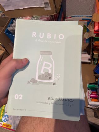 Caja llena de sudokus y libros para niños.