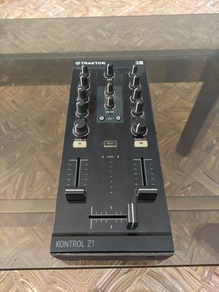 Traktor Kontrol Z1: Mesa de mezclas