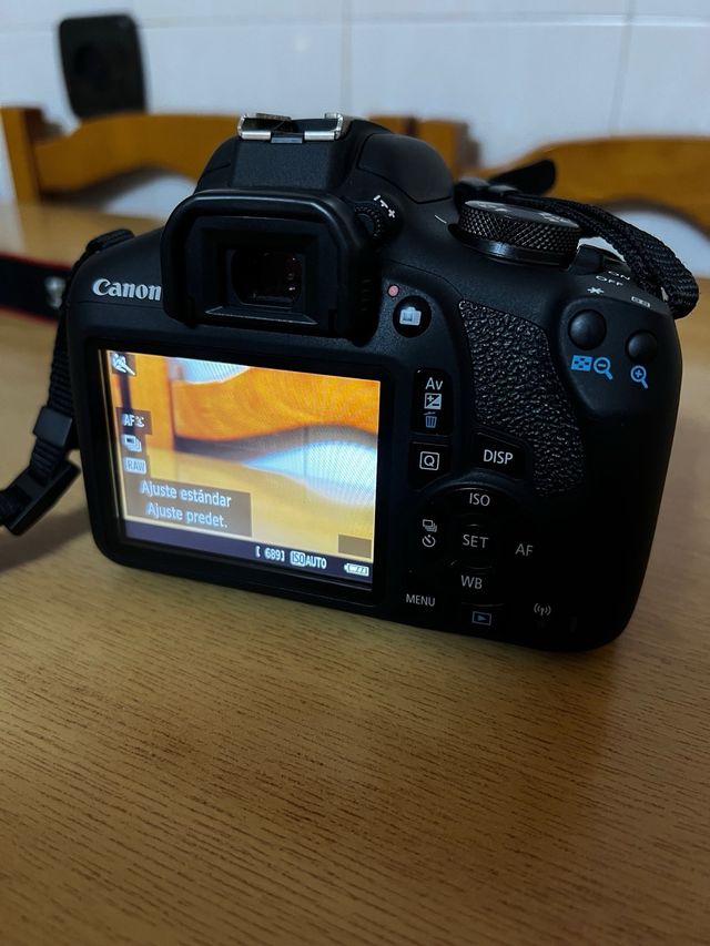 Canon EOS 2000D - Cámara réflex