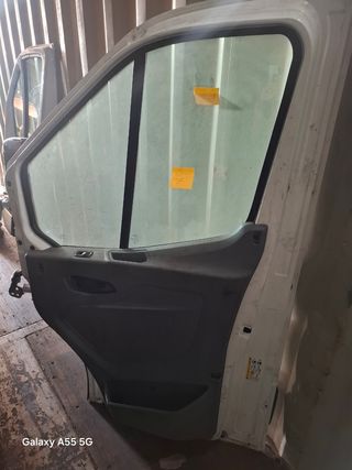 Puerta Ford Transit blanca