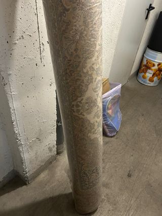 Alfombra beige y roja