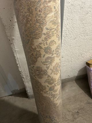 Alfombra beige y roja