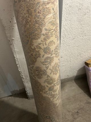 Alfombra beige y roja