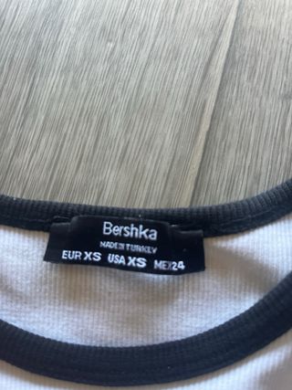 Camiseta Bershka XS - Blanca y Negra
