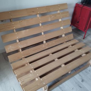 Sofá cama futón de madera. Medida colchón 140x190