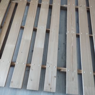 Sofá cama futón de madera. Medida colchón 140x190