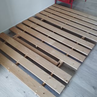 Sofá cama futón de madera. Medida colchón 140x190