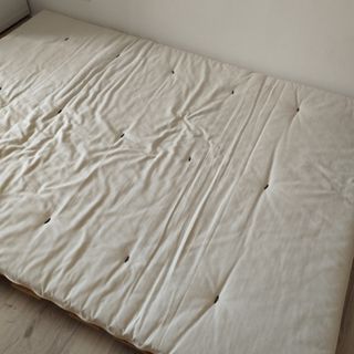 Sofá cama futón de madera. Medida colchón 140x190