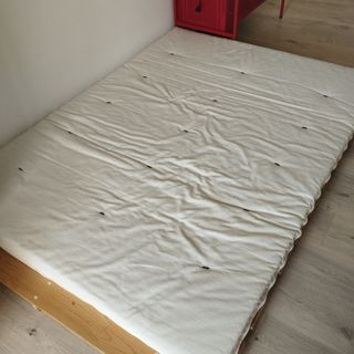 Sofá cama futón de madera. Medida colchón 140x190