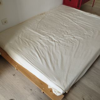 Sofá cama futón de madera. Medida colchón 140x190