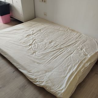 Sofá cama futón de madera. Medida colchón 140x190