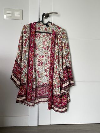 Kimono floral rojo y blanco