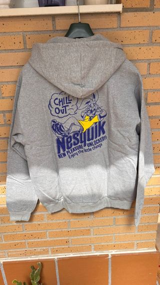 Sudadera, camiseta y gorra de Nesquik y Kaotiko. 