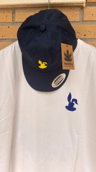 Sudadera, camiseta y gorra de Nesquik y Kaotiko. 