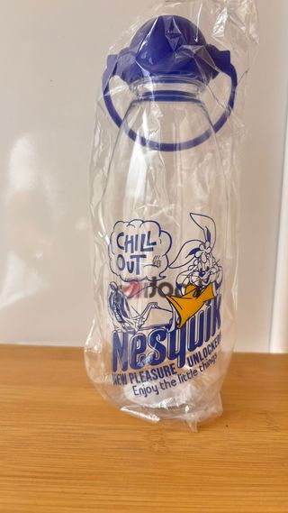 Sudadera, camiseta y gorra de Nesquik y Kaotiko. 