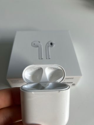 AirPods 2 Apple blancos con su caja original.