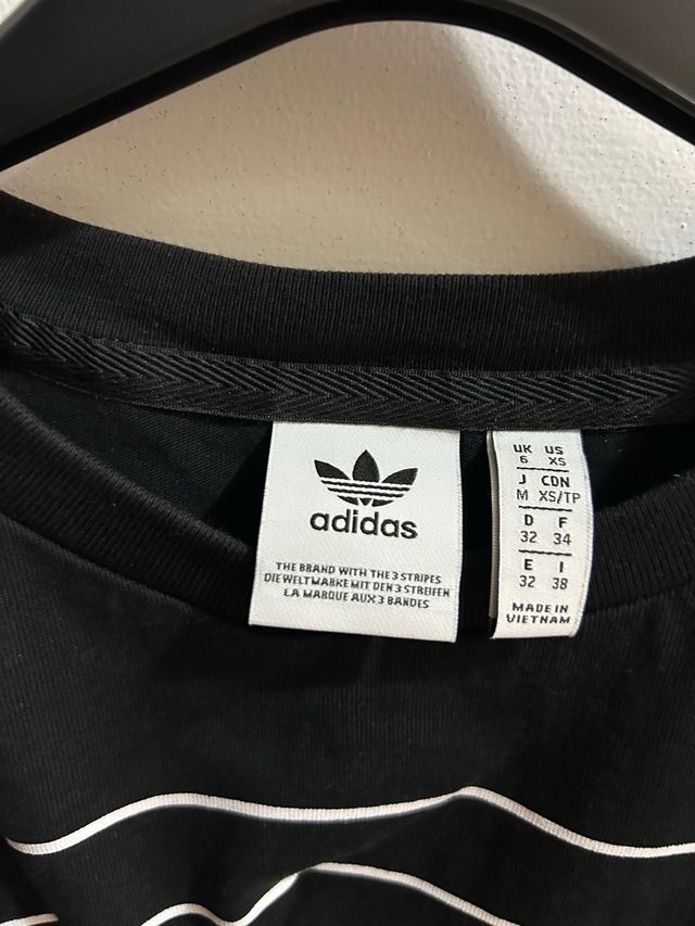 Top Adidas nero a righe