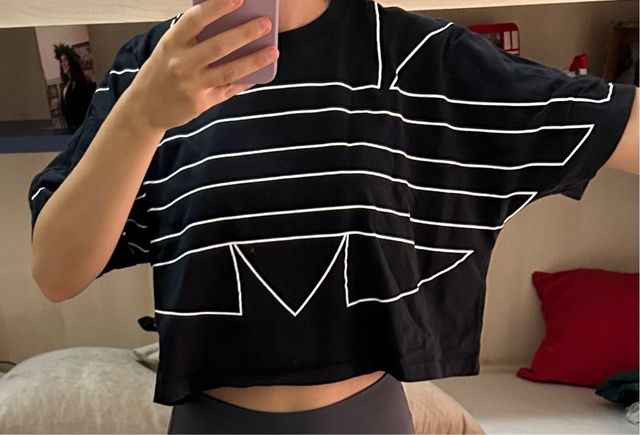 Top Adidas nero a righe