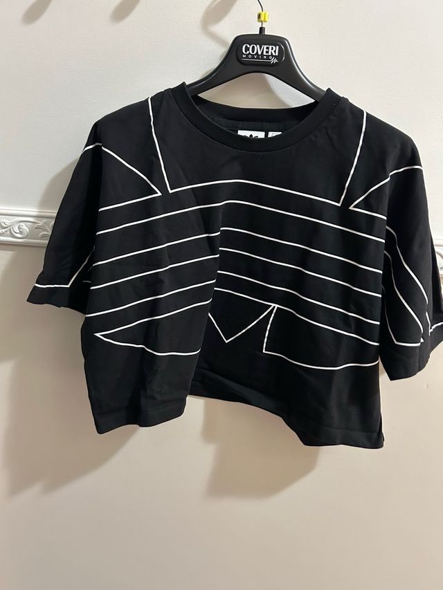 Top Adidas nero a righe