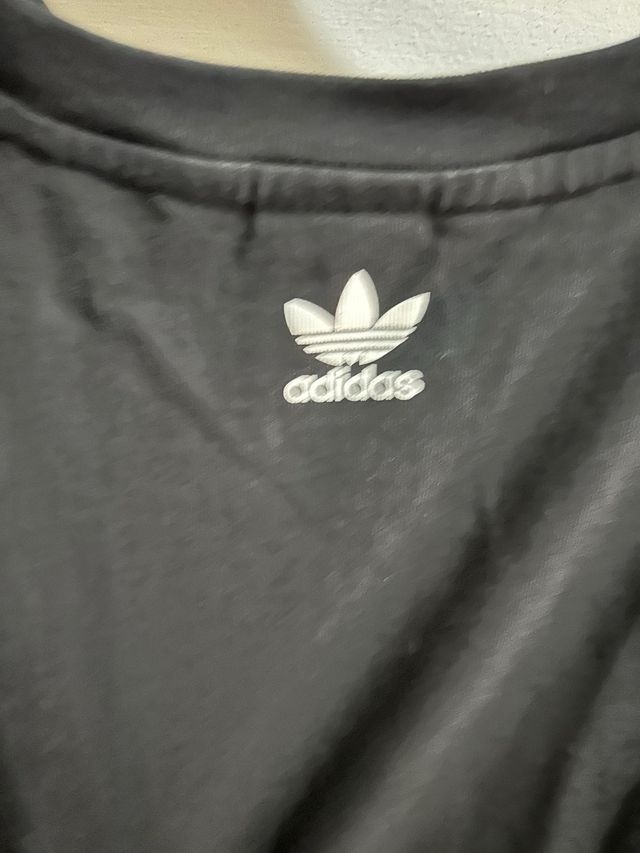 Top Adidas nero a righe