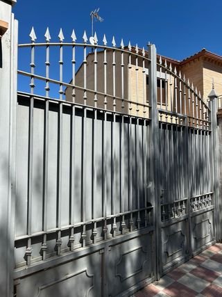 Puerta hierro maciza para entrada finca.
