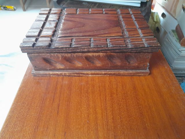 Scatola vintage in legno intagliato