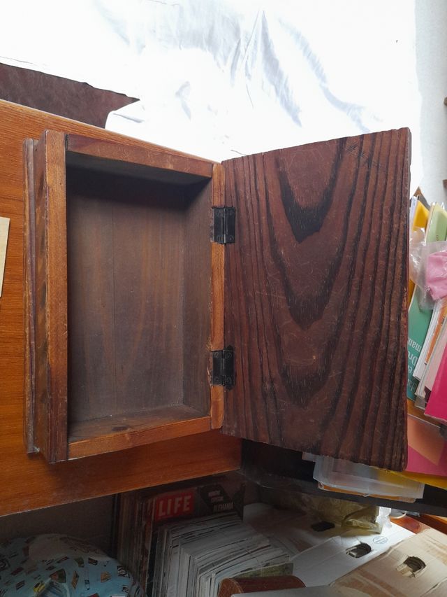 Scatola vintage in legno intagliato