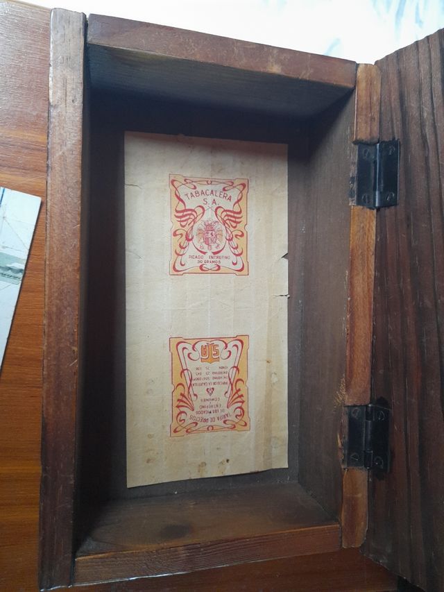 Scatola vintage in legno intagliato