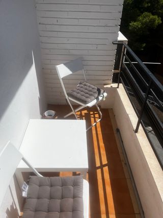 Mesa y sillas blancas plegables
