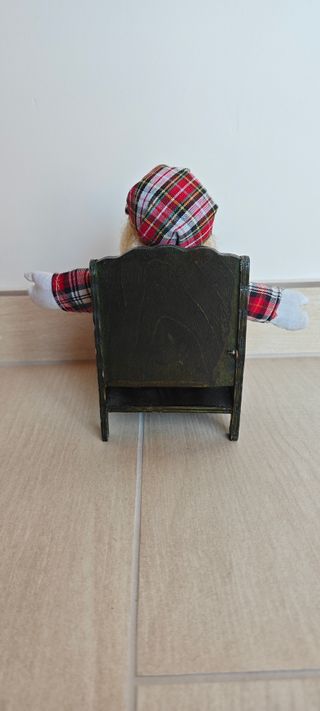 Bambola Vintage in stoffa con sedia in legno