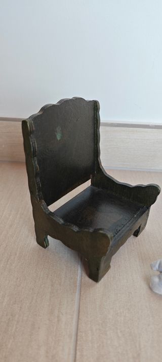 Bambola Vintage in stoffa con sedia in legno