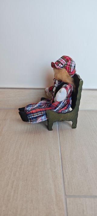 Bambola Vintage in stoffa con sedia in legno