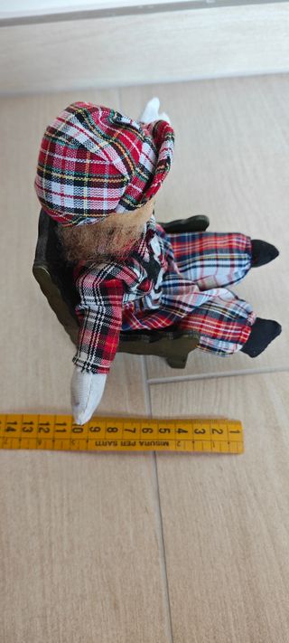 Bambola Vintage in stoffa con sedia in legno