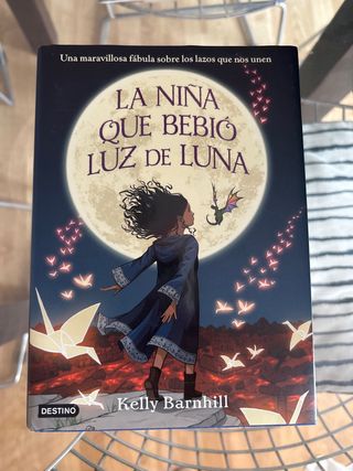 La niña que bebió luz de luna