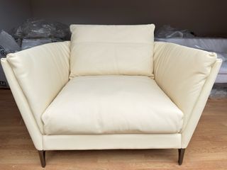 Poltrona Frau Grantorino in pelle color crema.