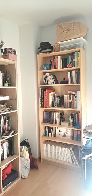 Librería de madera beige