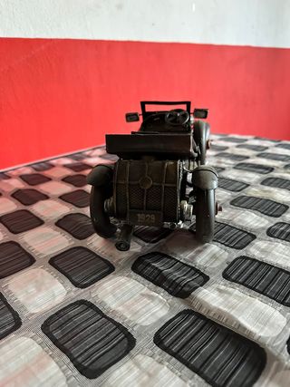 Coche antiguo de metal