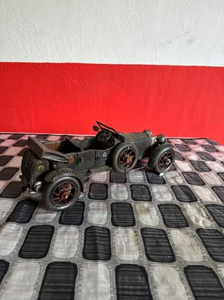 Coche antiguo de metal